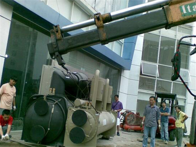 武隆区随车吊和汽车吊的核心区别是什么？哪种更省钱？