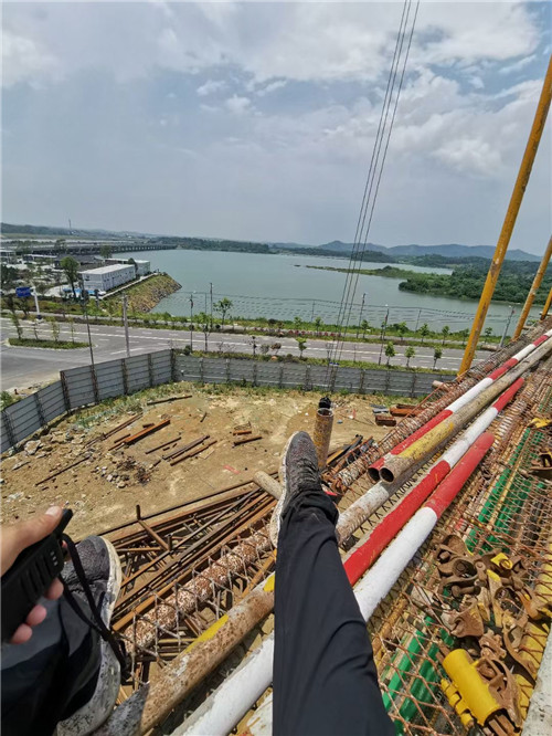 武隆区作业中发生设备损坏或人员意外，责任怎么划分？